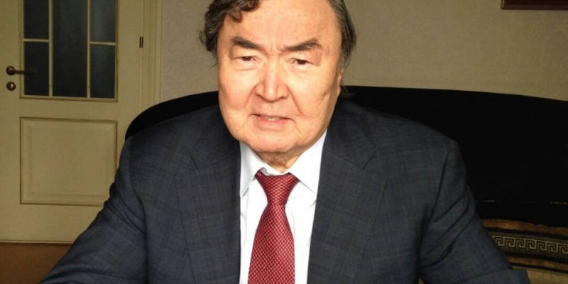 Олжас Сүлейменов мұражай директоры болды.