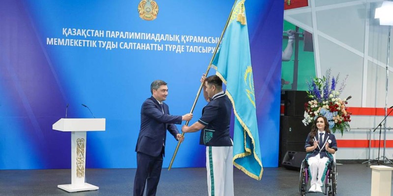 Олжас Бектенов Паралимпиада ойындарына қатысатын спортшыларға мемлекеттік туды табыс етті.