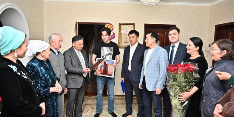 Ақтөбе облысының әкімі Димашты туған күнімен құттықтауға орынбасарын жұмсаған.