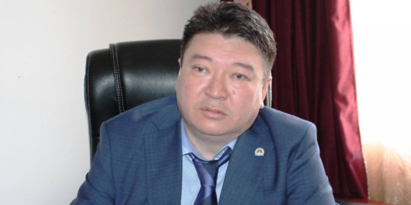 «Басымды қатырмаңдар!» деген бас санитар дәрігерге қатаң сөгіс беруді сұрады.