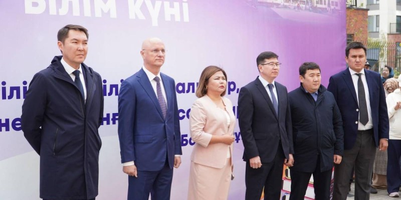 Премьер-Министрдің бірінші орынбасары Роман Скляр жайлы мектептің ашылу салтанатына қатысты .