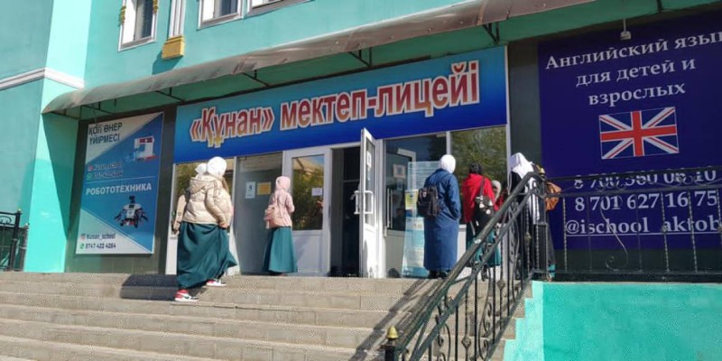 «Шеттету мәселені шешпейді»: Ақтөбеде 350 орамалды оқушы бөлек мектепте оқиды.