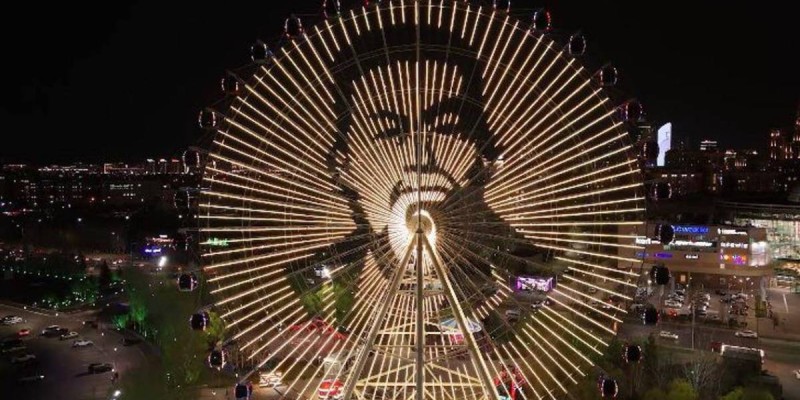 Астанадағы алып шолу дөңгелегінде Абай Құнанбайұлының портреті пайда болды.