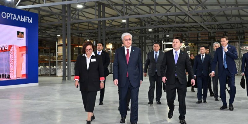 Президент Ақтаудағы көтерме сауда-тарату орталығын аралап көрді.