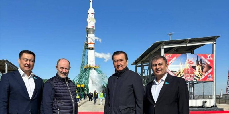 Депутаттар «Бәйтерек» зымыран кешенінің құрылысымен танысты.