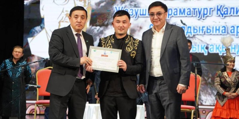 Қалихан Ысқақовтың 90 жылдық мерейтойына арналған республикалық ақындар айтысы өтті.