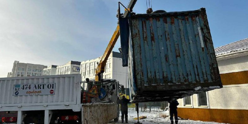 Астанада заңсыз салынған 32 дүңгіршек бұзылды.
