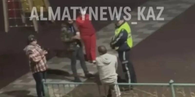 Алматыда балалардың ойын алаңында ер адамды бауыздап кетті.