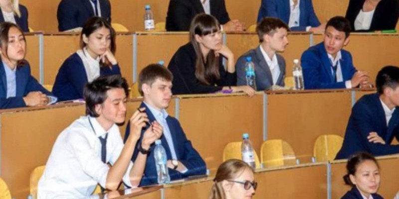 Депутаттар үкіметтен мектепте емтихан өткізбеуді талап етті.