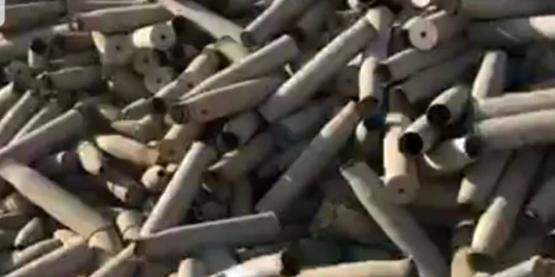 Жамбылда жойылуға тиіс снарядтар мейрамхана ауласында үйіліп жатыр.