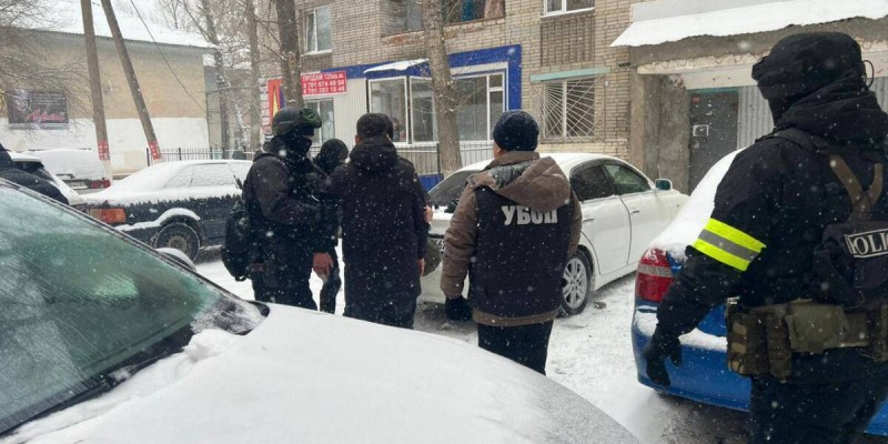 Кәсіпкерден миллион доллар бопсалағандар ұсталды.