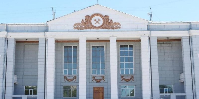 Мәдениет министрлігі орақ пен балғаны қимай жүр.