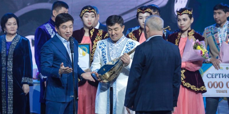 «Алтын домбыра» ақындар айтысының бас жүлдесі Бекарыс Шойбековке бұйырды.