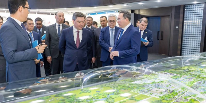 Олжас Бектенов Қонаев және Алатау қалаларын дамыту жоспарын тыңдады.