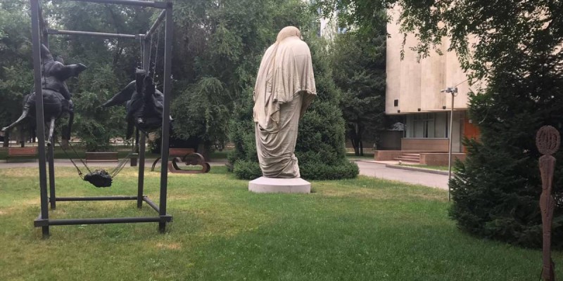 Даулы мүсінді Алматы әкімшілігі ел көзінен тасалап, бүркеп тастады (фото).