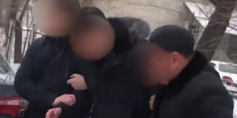 «Жамылғыға оралған ақшалар»: Алматының бас ұстазын ұстау сәтінен видео жарияланды.