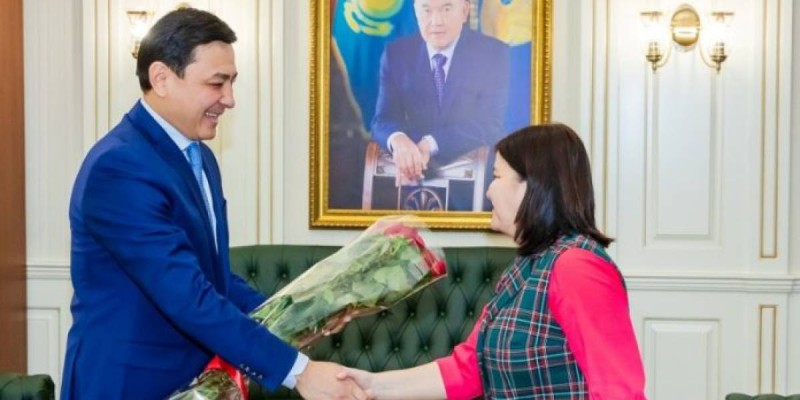 Алтай Көлгінов Жансая Мусинаға екі бөлмелі пәтер беріпті.