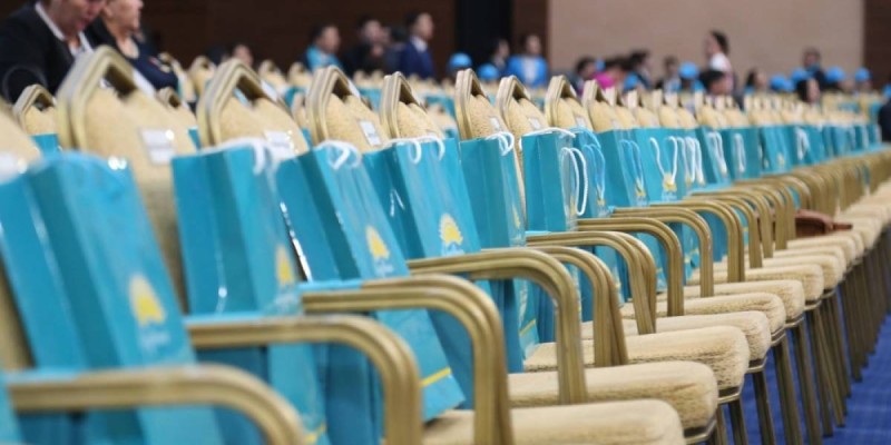 Қосылғыштардың орны немесе президенттің де «Нұротаннан» екенін ұмытпаңыздар!.