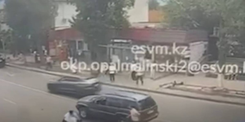 Алматыда мопед ұрлаған күдікті қашу кезінде полицейді бірнеше метрге сүйреп әкетті (Видео).