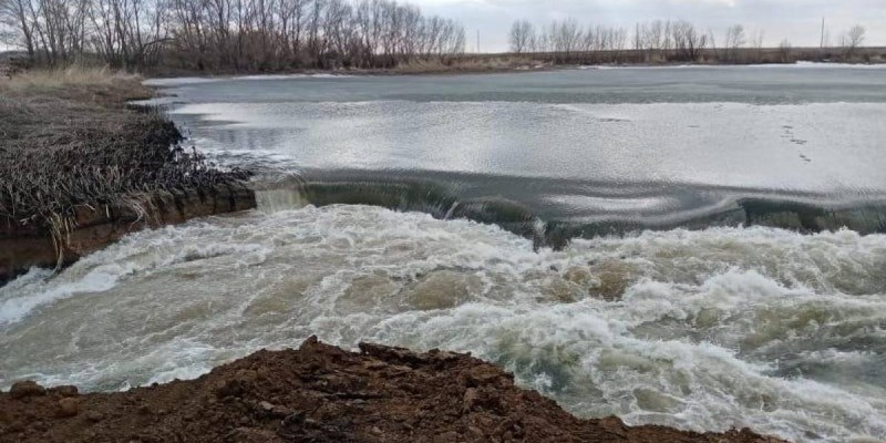 Қарғын су басқан аймақтардағы иесіз үйлерді тонау туралы хабарламалар тарауда.