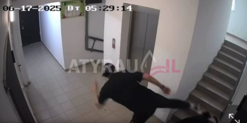 Атырауда ер адам никаб киген әйелді ұрып-соқты.
