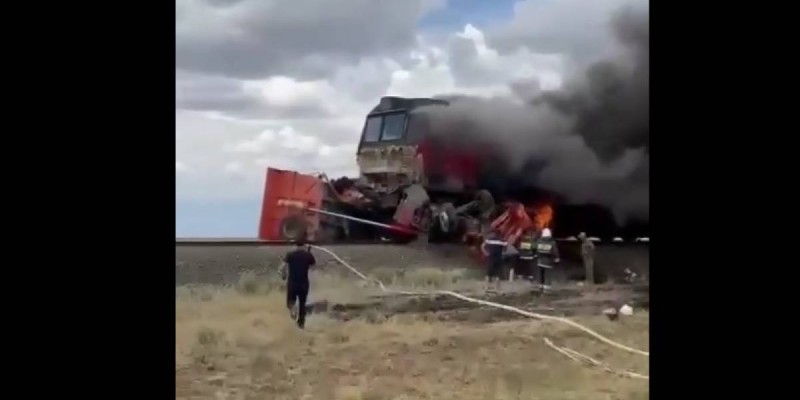 Батыс Қазақстан облысында жүк көлігі тепловозбен соқтығысты (Видео).