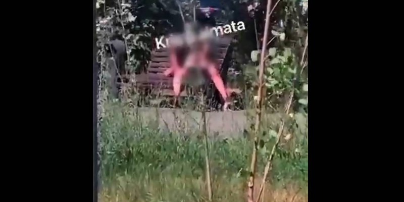 Алматыда көшедегі орындықта жыныстық қатынасқа түскен ер мен әйелді полиция әрең тоқтатты (Видео).