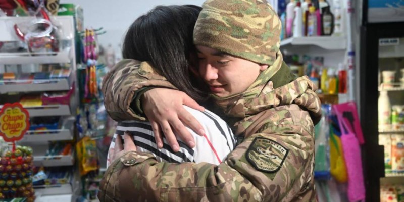 Үздік қызметі үшін сарбаз демалыс алды.