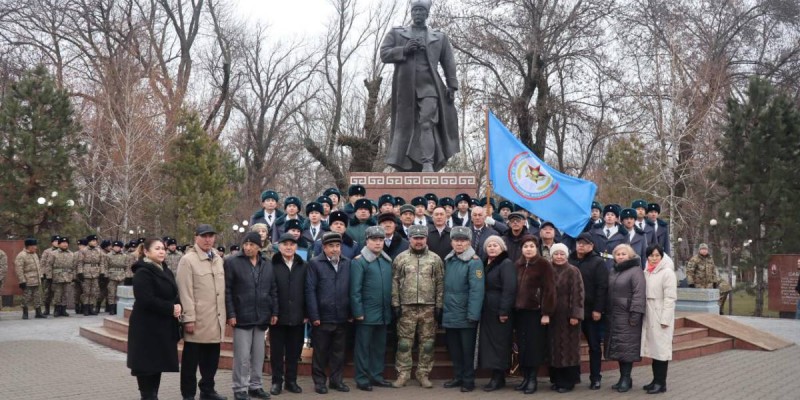 Шымкентте генерал Сабыр Рахымовты еске алды.