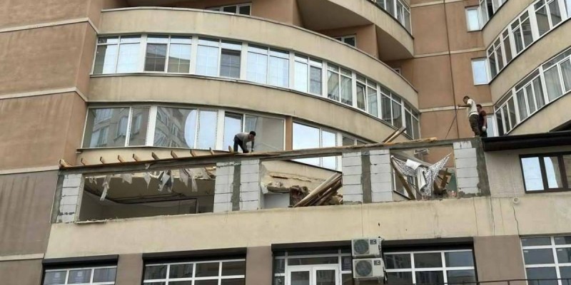 Алматыда рұқсатсыз салынған қосымша құрылыс сот шешімімен сүрілуде.