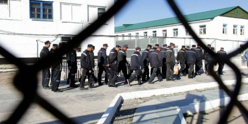 Абай облысында тоғыз сотталған адам түрмеде өзгелерді қорқытып, ақша бопсалаған.
