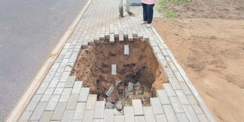 Астананың қақ ортасында тратуар опырылып, бір қыз жазым бола жаздады.