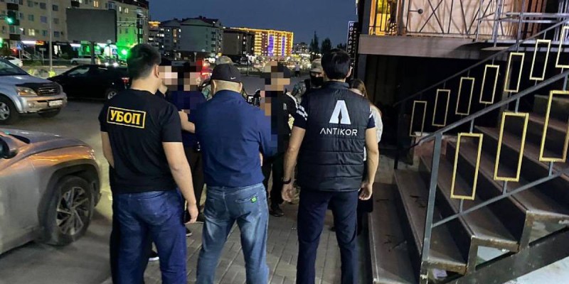 «Антикор қызметкері» Ақтөбеде кәсіпкерлерді бопсалаған.