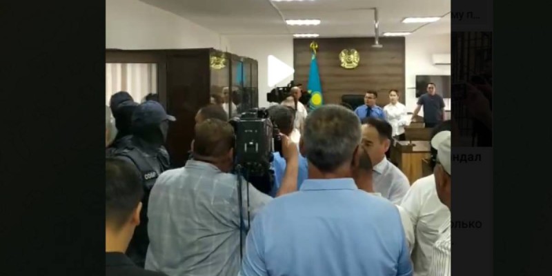 Шерзат ісі: Үкім оқылғаннан кейін сот залында жанжал шықты.
