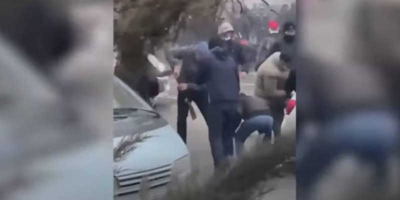 Алматыдағы алаңда қару таратқандардың ісі туралы хабарланды.