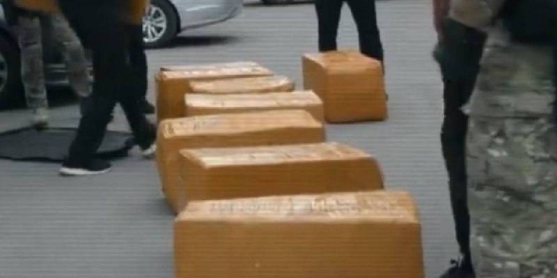 Астанада екі ер адамнан 270 келіден астам есірткі мен тапанша тәркіленді.