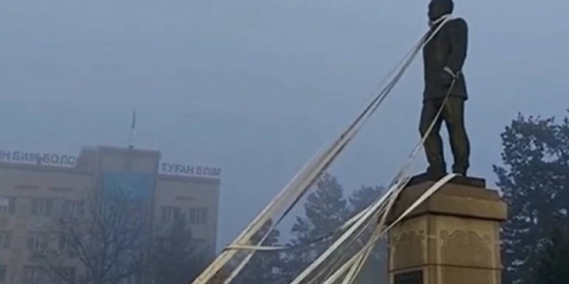 Назарбаев ескерткішін құлатқан адамды азаптаған полицейлер істі болды.