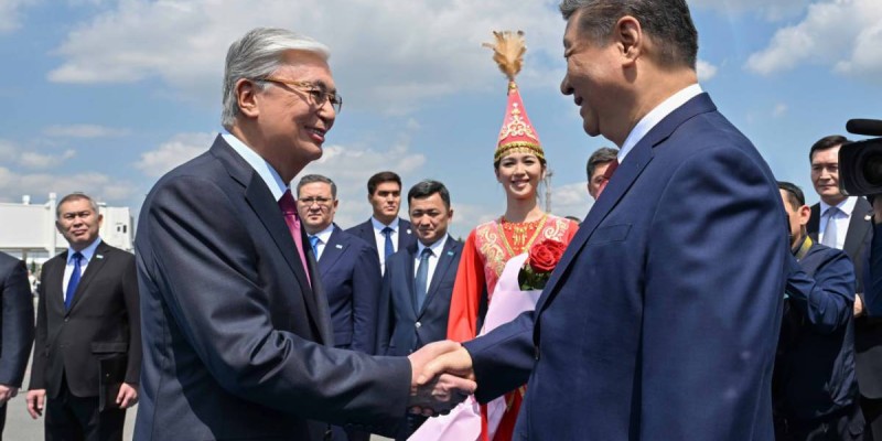 Тоқаев Си Цзиньпинді Астана әуежайынан қарсы алды.