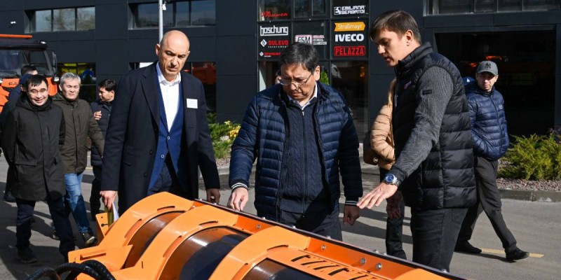 Қалалық инфрақұрылымды дамыту: Алматы әкімі коммуналдық техниканың жаңа өндірісін бағалады.