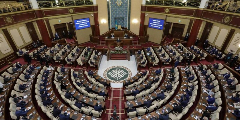 Парламент депутаттары демалысқа шықты.