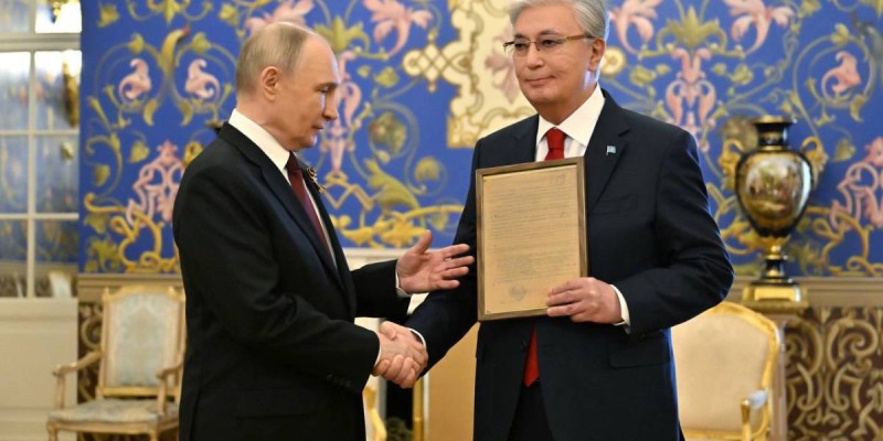 Путин Қазақстанға Кемел Тоқаевтың марапат парағын табыстады.