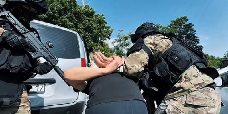 Шымкентте мұғалімнен 1,2 миллион теңге бопсалады деген күдікпен блогер ұсталды.