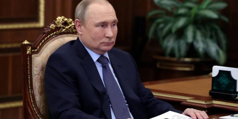 Путин Жеңістің 80 жылдығын мерекелеу кезінде уақытша бітім жариялады.