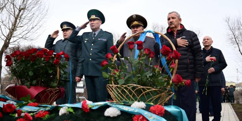 Әскери қызметшілер тәжік-ауған шекарасында қаза тапқан жауынгерлерді еске алды.