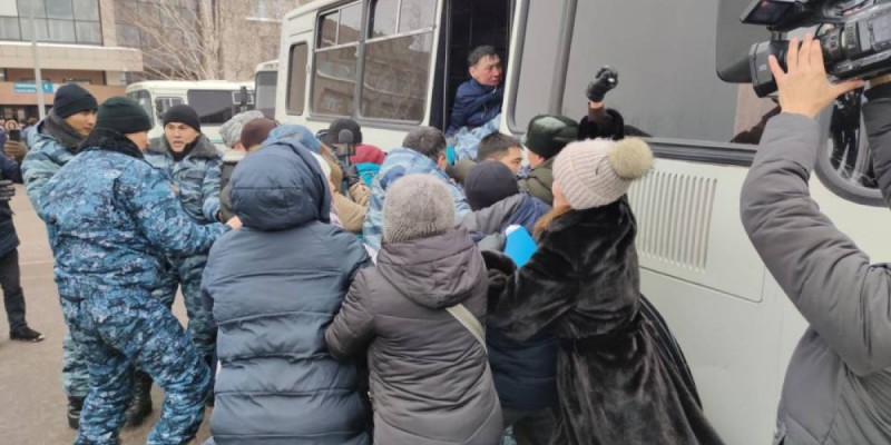 Дулат Ағеділдің жерлеуінен қайтқан адамдарды полиция ұстады.