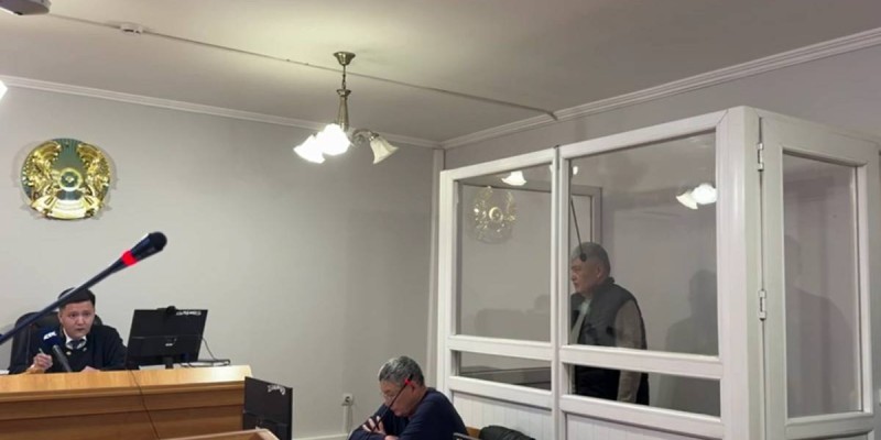 Алматы әуежайында қызметкерді кепілге алған адамның соты өтіп жатыр.