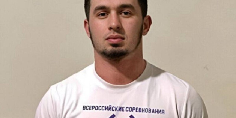 «Мен Шешенстанға барғанша, осында өлгенім артық»: Алматыдағы СИЗО-да отырған Мансур Мовлаевтың өміріне қауіп төніп тұр.