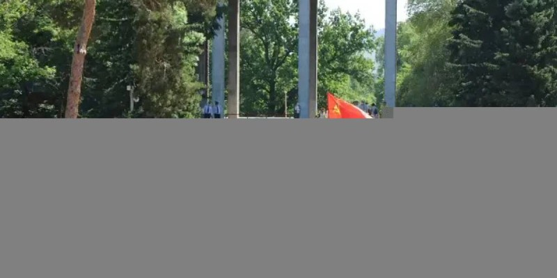 9 май және қызыл жұлдыз белгісі бар қызыл ту көтеру арандатушылық па?.