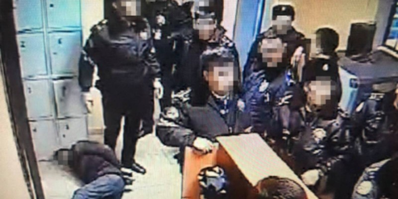 Ақтөбеде ұсталған азаматты тепкілеген 10 полицей жұмыстан шығарылды (видео).