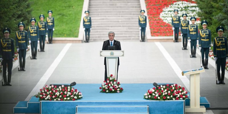 Президент Мемлекеттік ту көтеру рәсіміне қатысты.